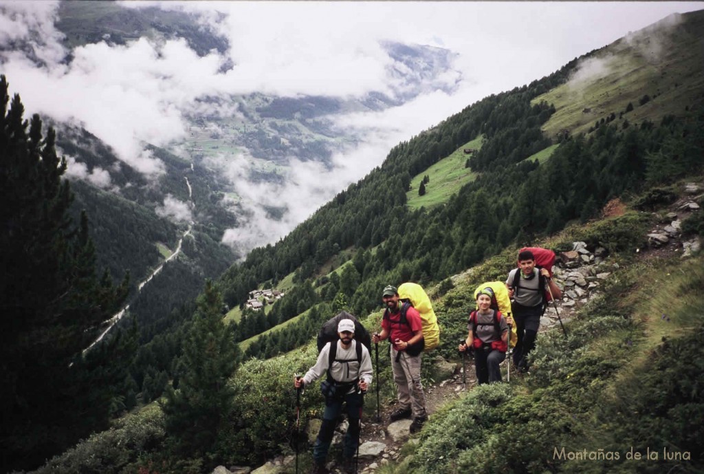 Camino de Zinal, vistas a la nublada Val d'Anniviers. De izquierda a derecha: Trino, Jesús, Infi y Quique